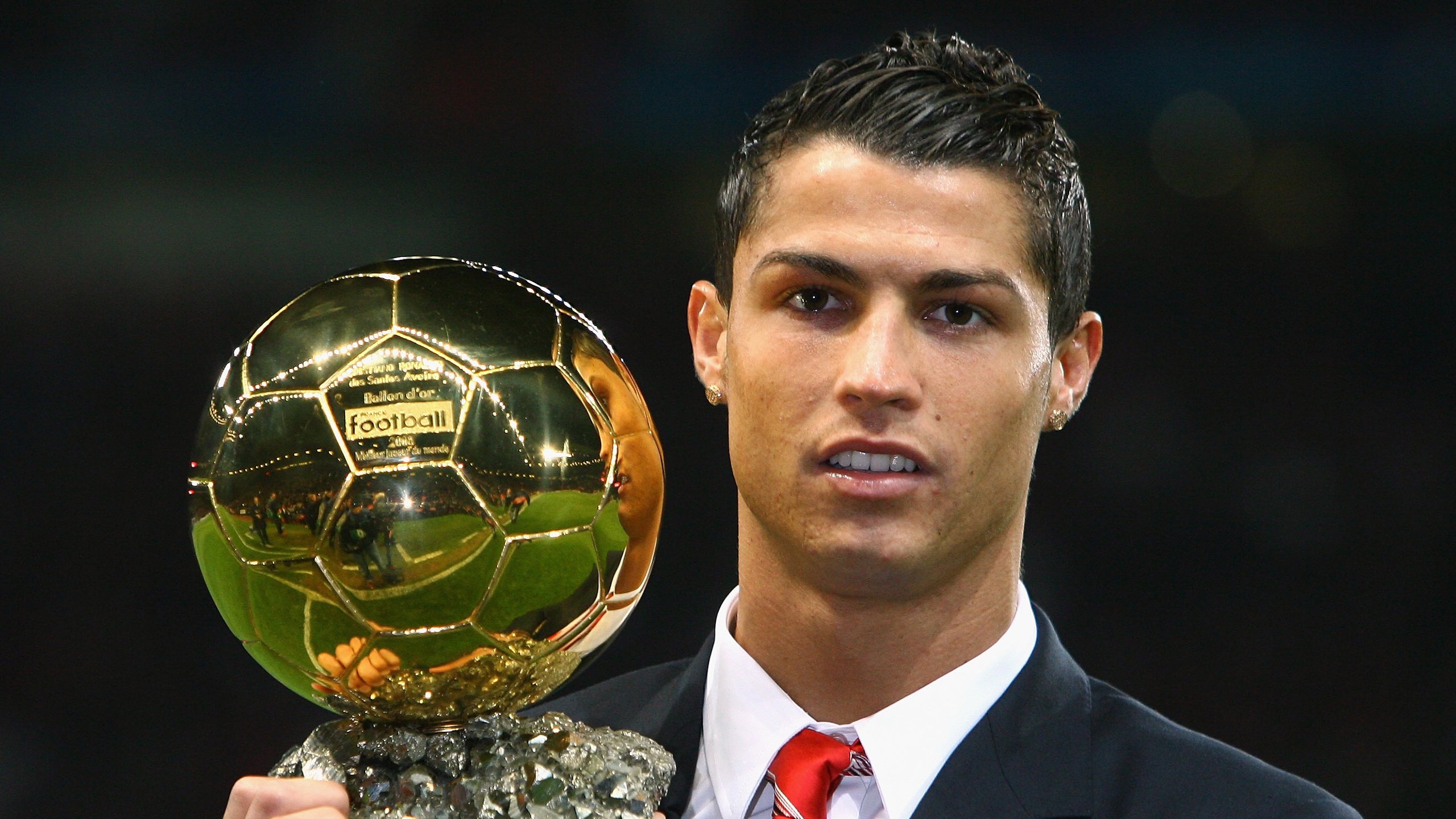 在一次NBA历史纪录比赛中，库里投中14个三分，刷新“单场远投”纪录！